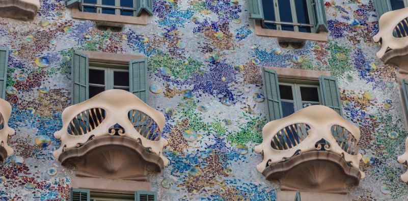 Close up of Casa Batlló in Barcelona, featuring Gaudi’s mosaic facade and sculptural balconies